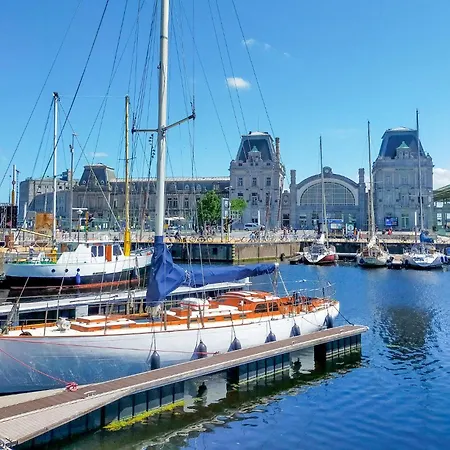 Front In アパート *